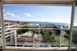 Très beau T2 climatisé refait à neuf, vue mer panoramique exceptionnelle à 120m à pied de la plage - Virebelle