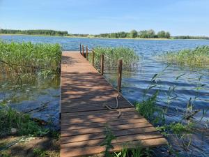 Siedlisko nr 5A nad jeziorem Skarlińskim, jezioro, mazury, domki letniskowe, bania