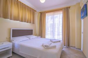 Sunset Beach Club Aqualettings Lighthouse 19