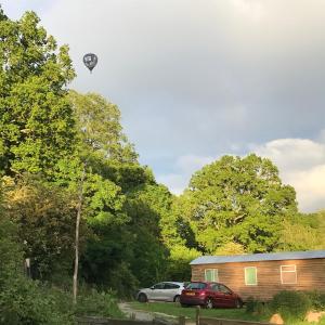 Shepherds Huts Ham Hill, 2 double beds, Bathroom, Lounge, Diner, Kitchen, LOVE dogs & Cats Looking out to lake and by Ham Hill Country Park plus parking for large vehicles available also great deals on workers long term This is the place to relax and