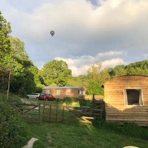 Shepherds Huts Ham Hill, 2 double beds, Bathroom, Lounge, Diner, Kitchen, LOVE dogs & Cats Looking out to lake and by Ham Hill Country Park plus parking for large vehicles available also great deals on workers long term This is the place to relax and