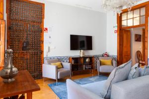 Alfama Terrace Apartment With Authentic XVIII Tiles And Historic Notes 3 Bedrooms & 2 Bathrooms AC
