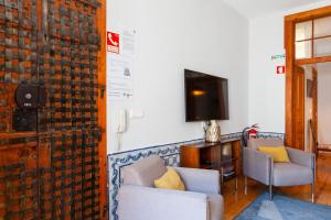 Alfama Terrace Apartment With Authentic XVIII Tiles And Historic Notes 3 Bedrooms & 2 Bathrooms AC