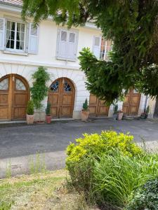 Appartements La Maison des Fontaines d'Alsace : Appartement de Luxe - Vue sur Château