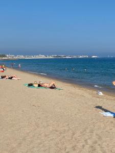 Chambre spacieuse indépendante dans villa plus parking privée