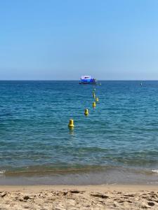 Chambre spacieuse indépendante dans villa plus parking privée