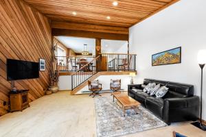 Two Bedroom Apartment  room in Huntington Lake Condo 92