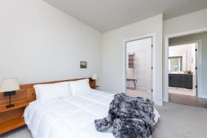 East Side Luxury 1BR Apt - Near Brady St with Balcony and Lounge