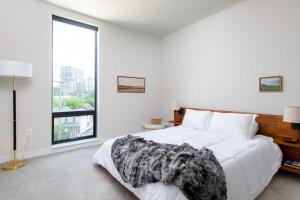 East Side Luxury 1BR Apt - Near Brady St with Balcony and Lounge