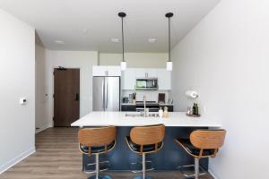 East Side Luxury 1BR Apt - Near Brady St with Balcony and Lounge