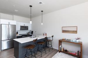 East Side Luxury 1BR Apt - Sleeps 4 - Near Brady St with Balcony and Lounge