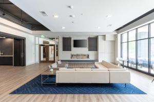 East Side Luxury 1BR Apt - Sleeps 4 - Near Brady St with Balcony and Lounge