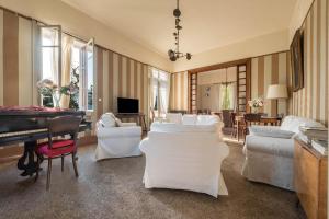 Villa Gelmi front lake