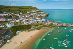 3 Bed Cottage-Sleeps 6-Garden-Hot Tub-Games Room