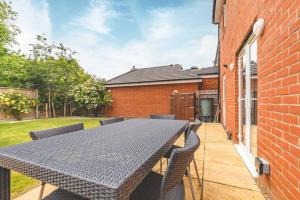 STYLISH 4 BED2 BATH & PARKING - PINEWOODHEATHROW
