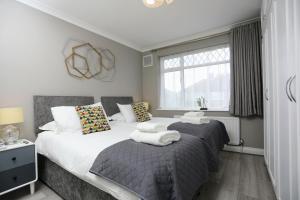 Aisiki Stays Apartments at Hillingdon, 3-Bedroom & 2-Bathroom, Pet-Friendly House with Garden, King or Twin Beds with Free Wi-Fi and Parking Space