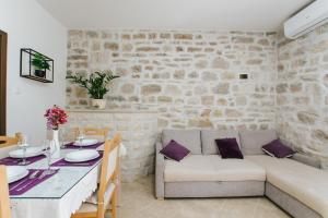 Modern traditional apartment w patio near beach