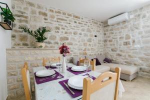 Modern traditional apartment w patio near beach