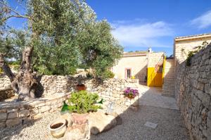 Casa Farlisa, antico baglio con piscina