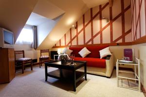 Hotels Logis Hotel restaurant LE MEDICIS : Suite Junior