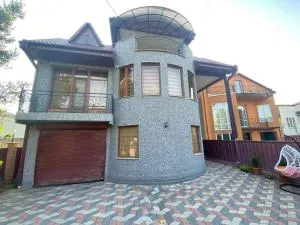 LANA`S GUEST HOUSE - Sarbevi