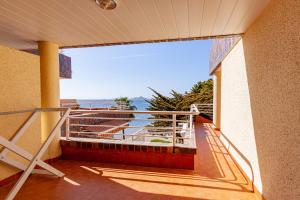 Inmovecos 1º linea playa con piscina Arpon 8C