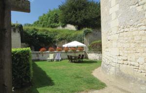 Maisons de vacances Nice home in Chinon with 2 Bedrooms and WiFi : photos des chambres