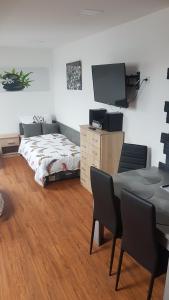 pokoj s kuchynì pro tři