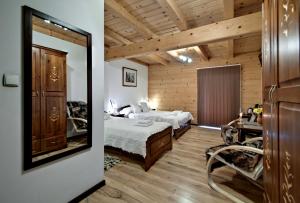 Triple Room with Garden View room in Magnat Inn