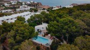 Villa en Cala Morell con piscina privada en el bosque