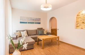 Holiday Home - Prime Location - 200m Beach