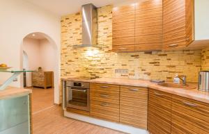 Holiday Home - Prime Location - 200m Beach