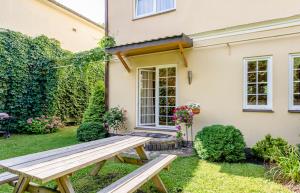 Holiday Home - Prime Location - 200m Beach