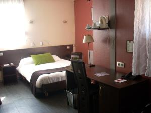 Hotels The Originals City, Hotel Ascotel, Lille Est Grand Stade (Inter-Hotel) : Chambre Exécutive - 3 Lits Simples