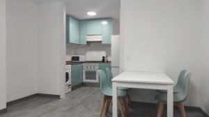 Casa Gascona con parking, wifi y netflix gratis!! By DeLabra Apartments