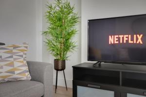 Spacious Three Bedroom House - Free Parking & Wifi