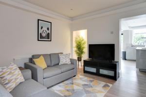 Spacious Three Bedroom House - Free Parking & Wifi