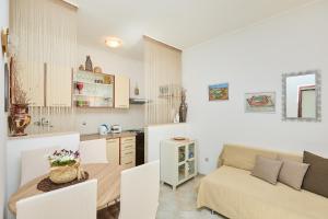 Studio Dolores-apartment by the sea