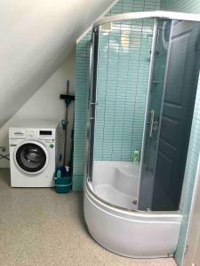 Large and Beautiful Summertime Apartment