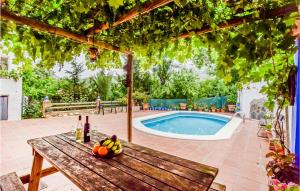 3 Bedroom Amazing Home In Rute