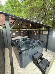 Pheasant's Hollow - 2 bed hot tub lodge with free golf, NO BUGGY - Newton on the Moor