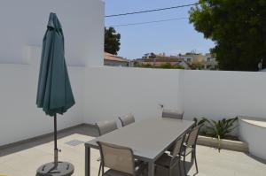 MORADIA NOVA E COMPLETA A 350 MTRS. PRAIA