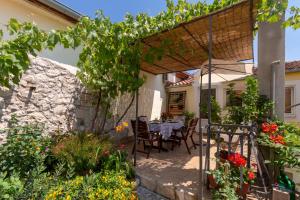 Mediterranean terrace apartment with Bikes & SUP 