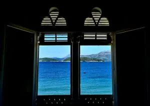 Beach front AmF Holiday Home - Suđurađ