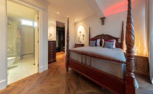 ICELAND SJF Villa, Hot tub & Outdoor Sauna Amazing Mountains and City View Over Reykjavík