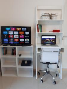 Estudio con parrillero y vista al mar