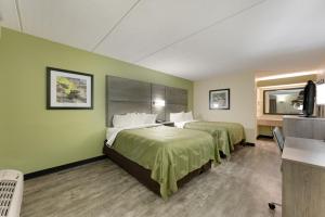 Double Room with Two Double Beds - Smoking room in Quality Inn Airport - Southeast