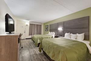 Double Room with Two Double Beds - Non-Smoking room in Quality Inn Airport - Southeast