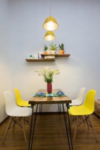 Hollys Hidden Nest in Prime Location No Lift