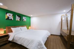 Hollys Hidden Nest in Prime Location No Lift